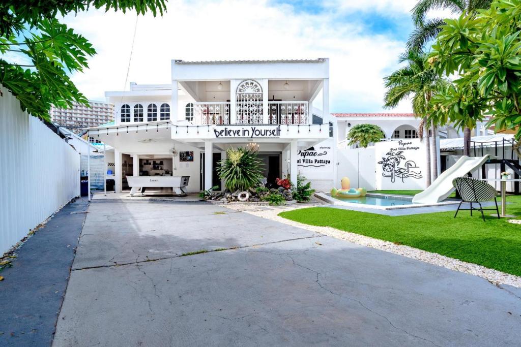Casa blanca con balcón y entrada en Cozy 6BR Pool Villa Close to Beach - CP6, en Jomtien Beach