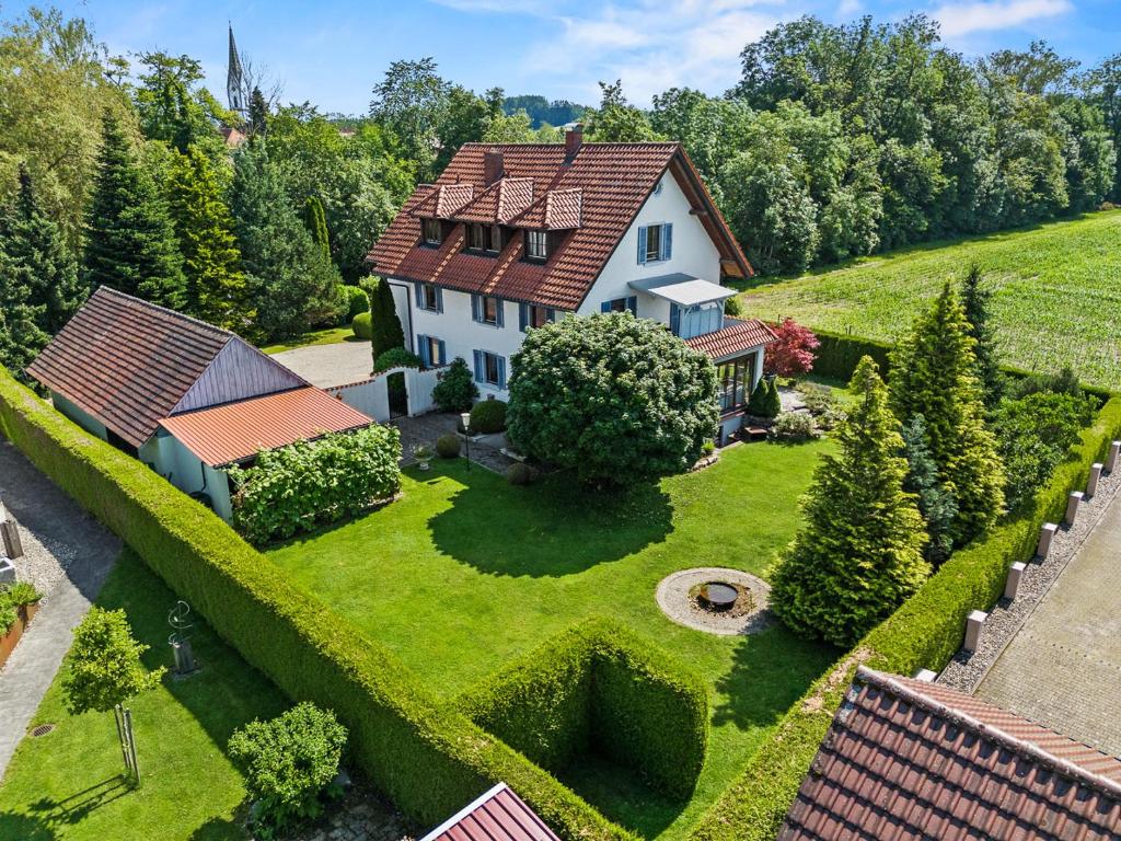 an aerial view of a house with a garden at Ferien-Domizil Bodensee 4 Personen Apartment in Oberteuringen