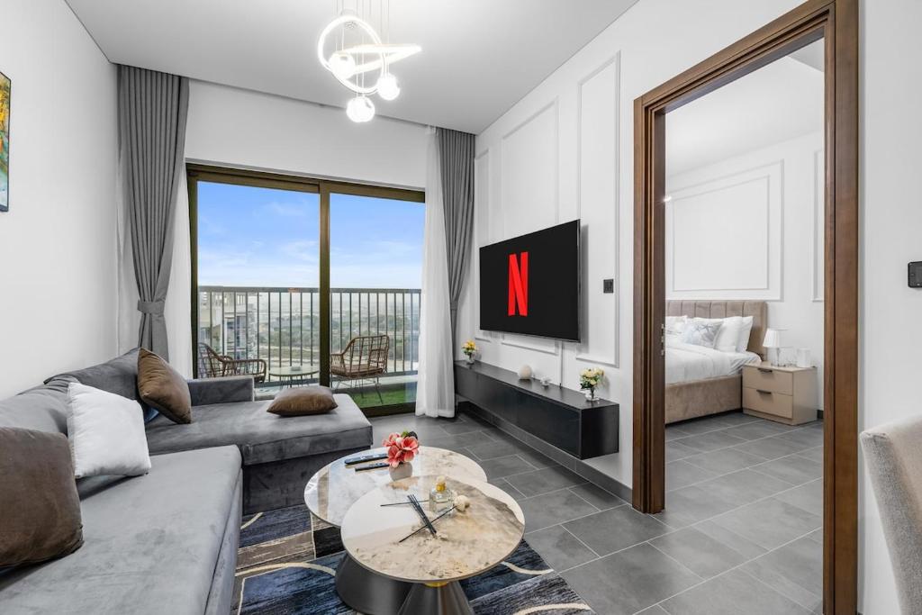 TV a/nebo společenská místnost v ubytování Chic Urban Escape Sobha Crest 1BR with Private Balcony