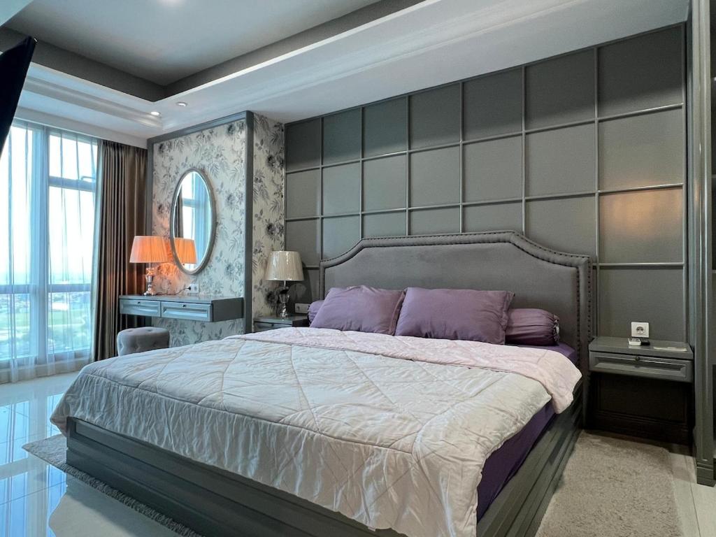 Una cama o camas en una habitación de La Riz Residence 2BR Pakuwon Mall City View