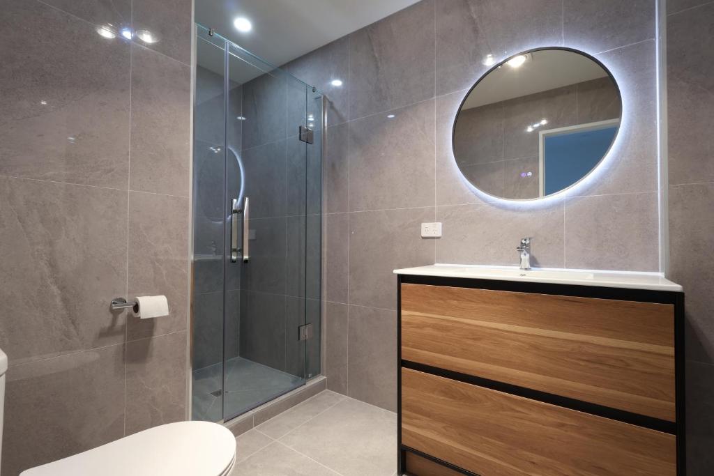 Modern 3 Bedroom for Families & Work Trips - Resim 8