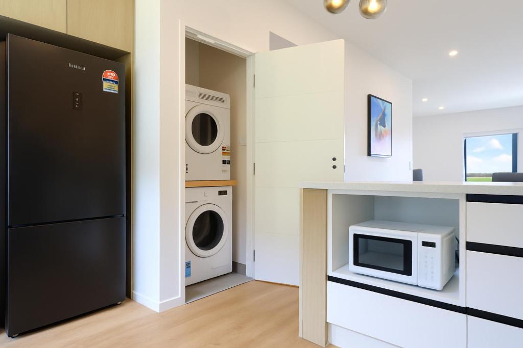Modern 3 Bedroom for Families & Work Trips - Resim 18