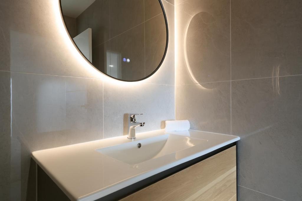 Modern 3 Bedroom for Families & Work Trips - Resim 3