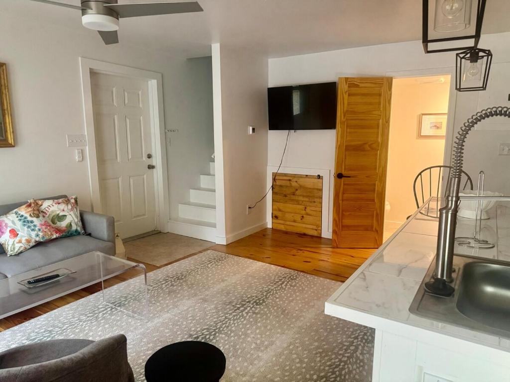 Μια τηλεόραση ή/και κέντρο ψυχαγωγίας στο Cruisin coast Coastal condo on golf course