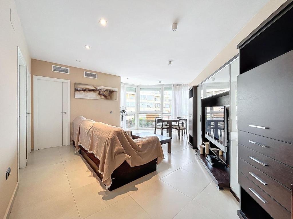 Una sala de estar con una cama y un televisor. en Casa Nana, en L'Alfas del Pi