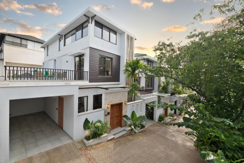 アンジュナにあるMelhor stays villas - L-S08 4BHK villa with private poolの白屋の空中