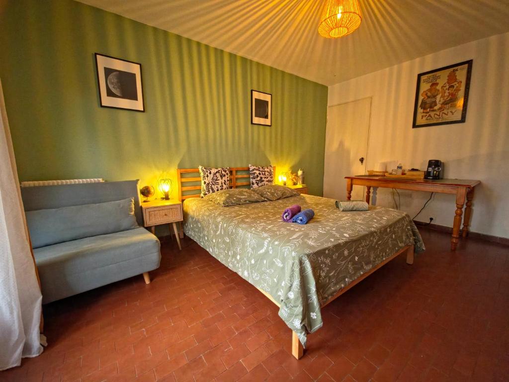 Le Letizia-Belle de mai-Balcon-Wifi-Parking-Netflix-Urban NestConciergerie في مارسيليا: غرفة نوم بسرير واريكة زرقاء