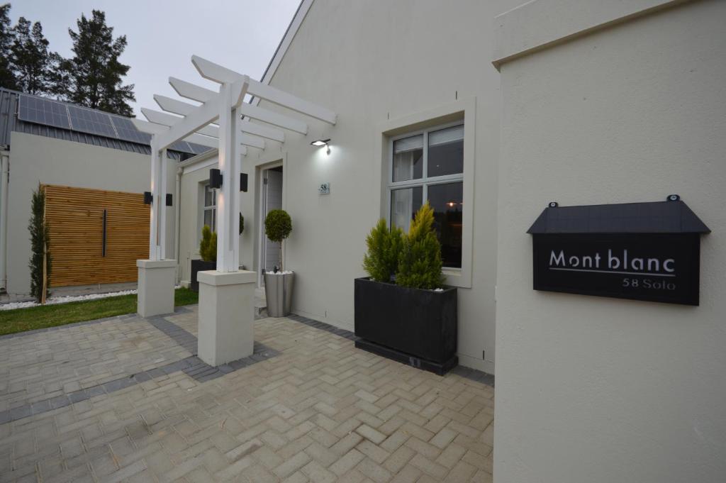 Tòa nhà nơi nhà nghỉ dưỡng tọa lạc