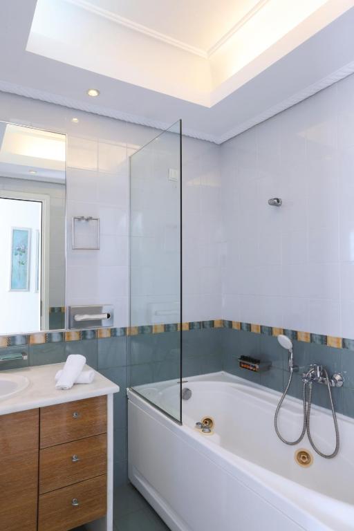 Poseidon Hotel Suites - 7