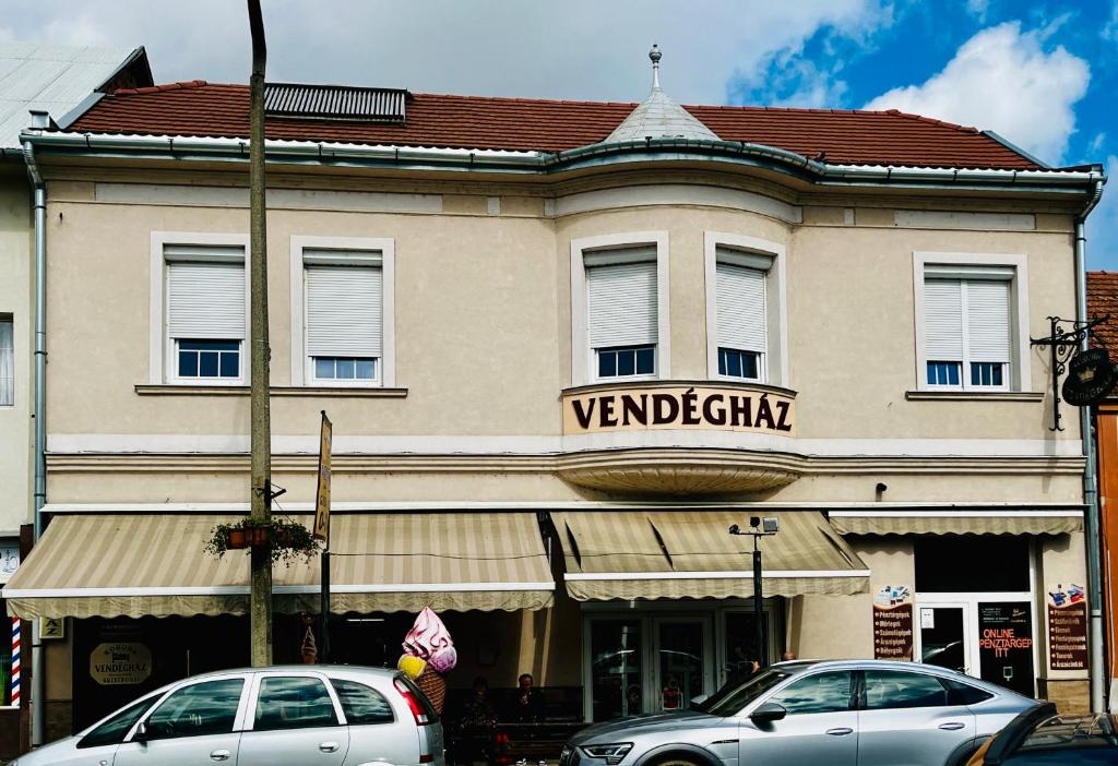 two cars parked in front of a vanderbilt at Korona Vendégház in Mátészalka