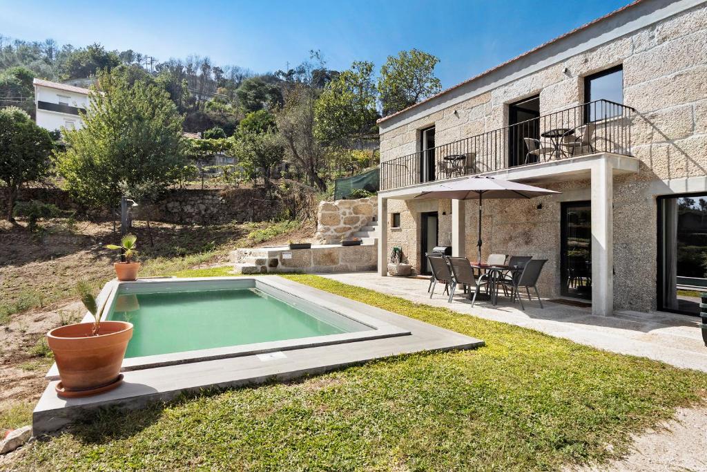 Bazén v ubytování Casa Do Alago nebo v jeho okolí