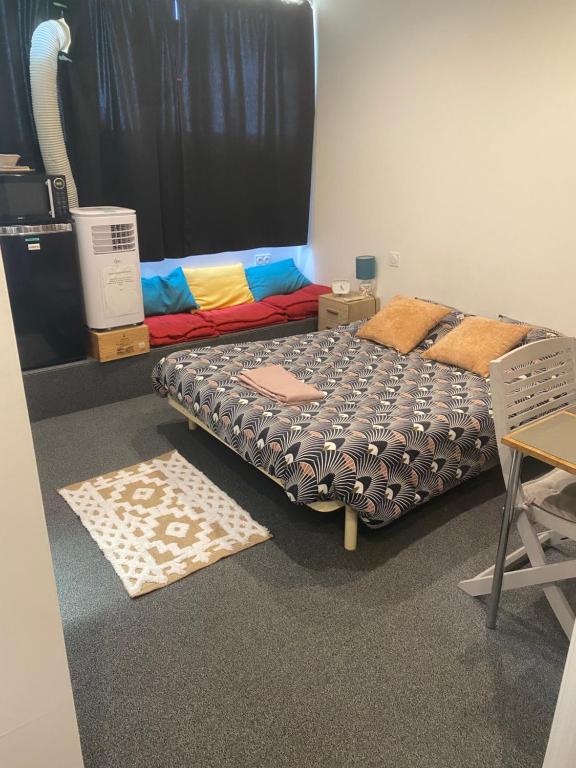 a dorm room with a bed and a window at Chambre indépendante tout confort in Boé