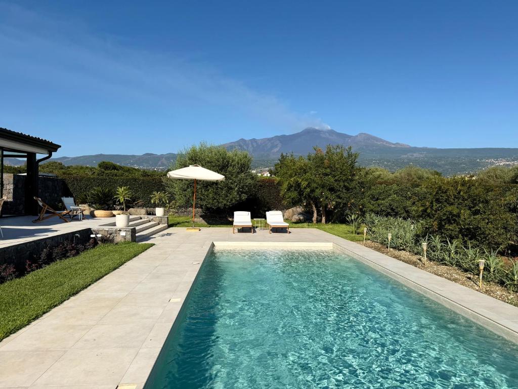 ジャッレにあるVilla Lycheeの家の裏庭にあるプール