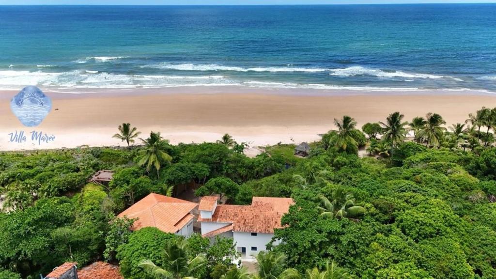 an aerial view of a beach with a house and the ocean at Villa Maree Bahia in Marau