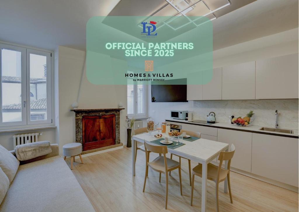 Kuchyň nebo kuchyňský kout v ubytování DesenzanoLoft Official Partner Homes & Villas by Marriott Bonvoy - Apa Dom Downtown Family Apartment