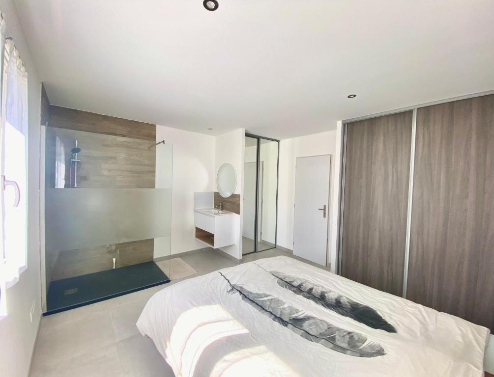 Ένα ή περισσότερα κρεβάτια σε δωμάτιο στο Villa Verde Modern