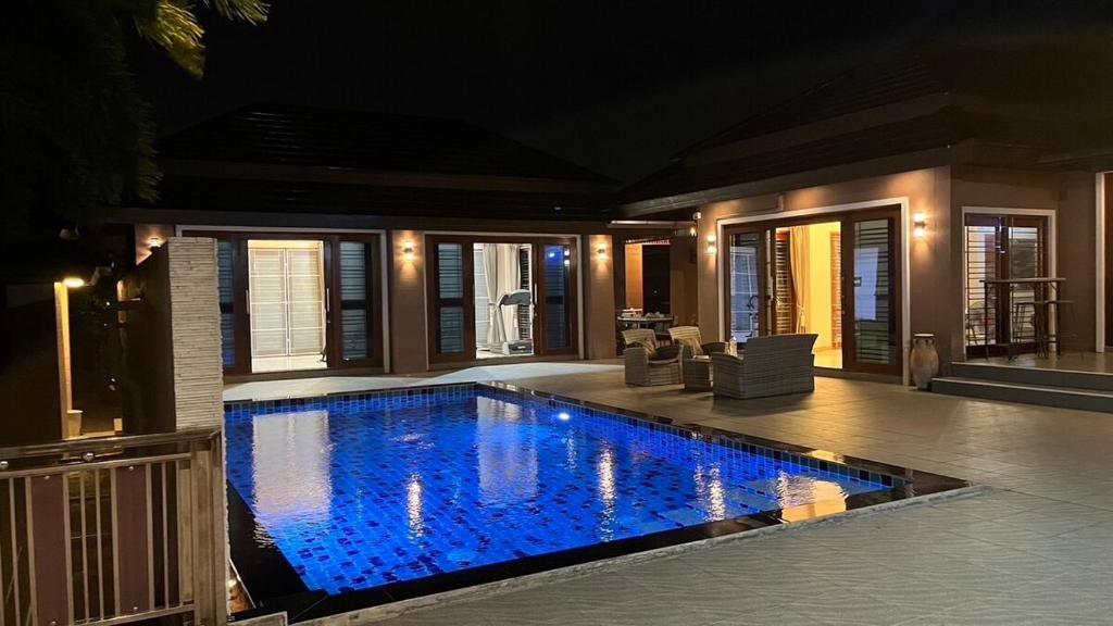 a swimming pool in the middle of a house at The Horizon Villa Songkhla in Ban Mai
