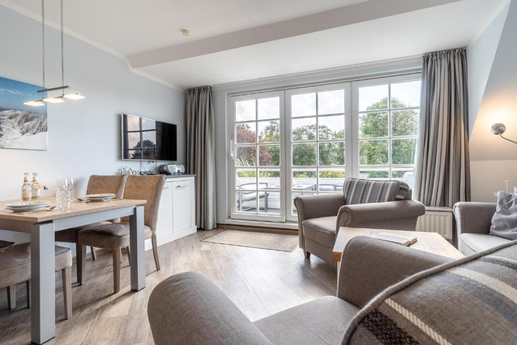 un soggiorno con tavolo e sedie di Rungholt a Ording