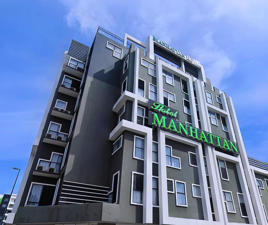 un gran edificio con un cartel en Manhattan Hotel Ipoh, en Ipoh