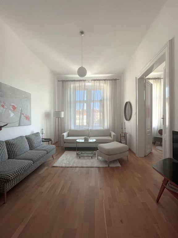 Sunny Apartment on Yppenplatz near City Center