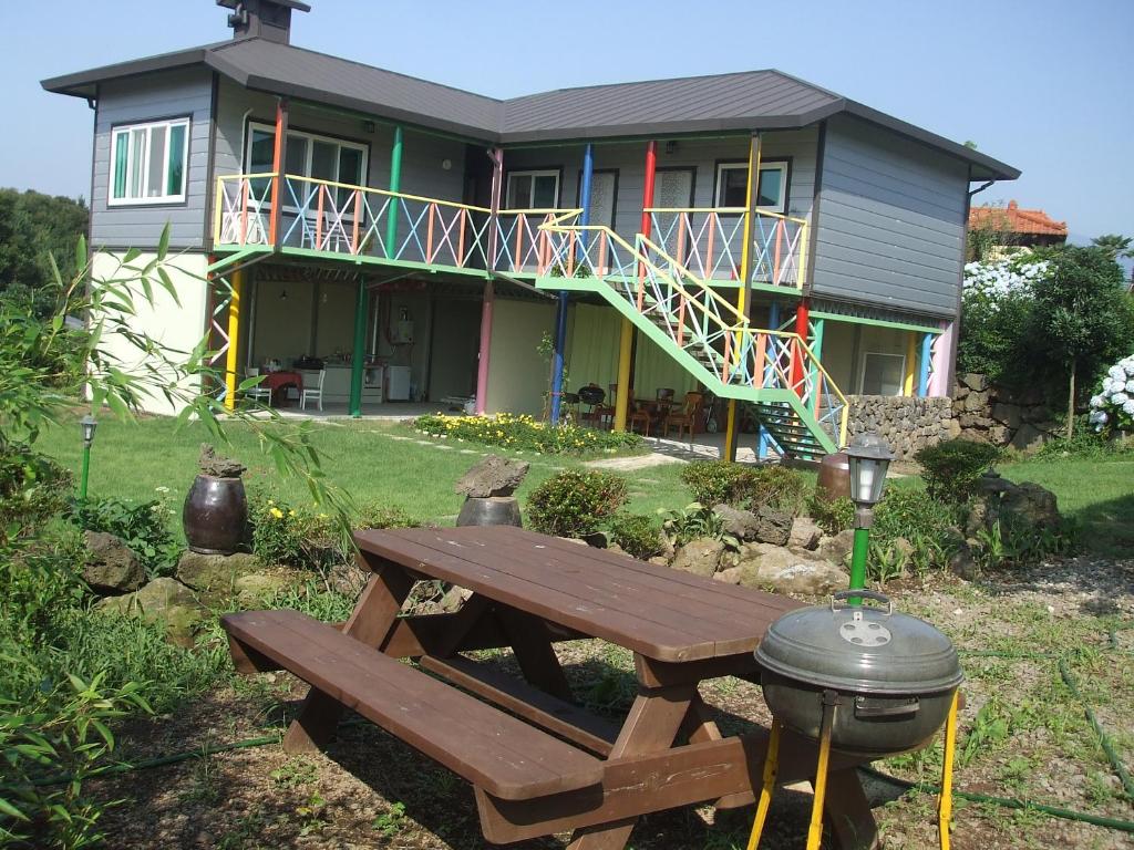 西歸浦的住宿－濟州明度假屋，前面有一张野餐桌的房子