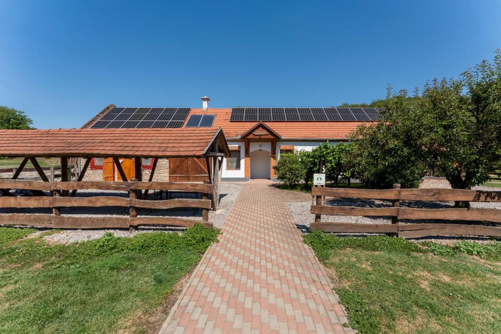 Κήπος έξω από το Hársfa Vendégház