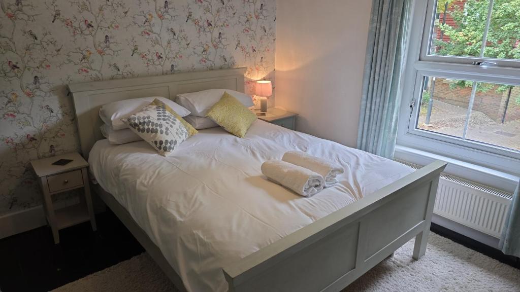 Postel nebo postele na pokoji v ubytování Gray's Cottage 2 Bedroom Nestled in the heart of Crawley