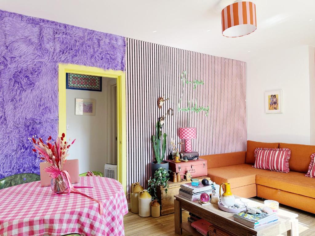 En eller flere senge i et værelse på Quirky Apartment Close to town centre and FREE parking