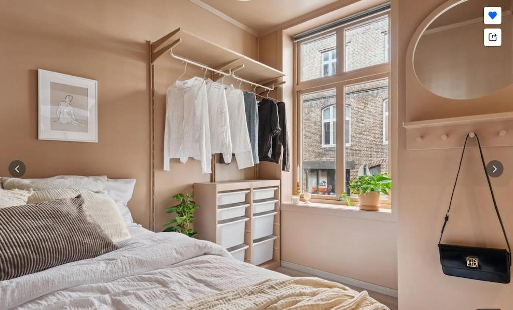 Un pat sau paturi într-o cameră la The best place to stay in city center - close to everything