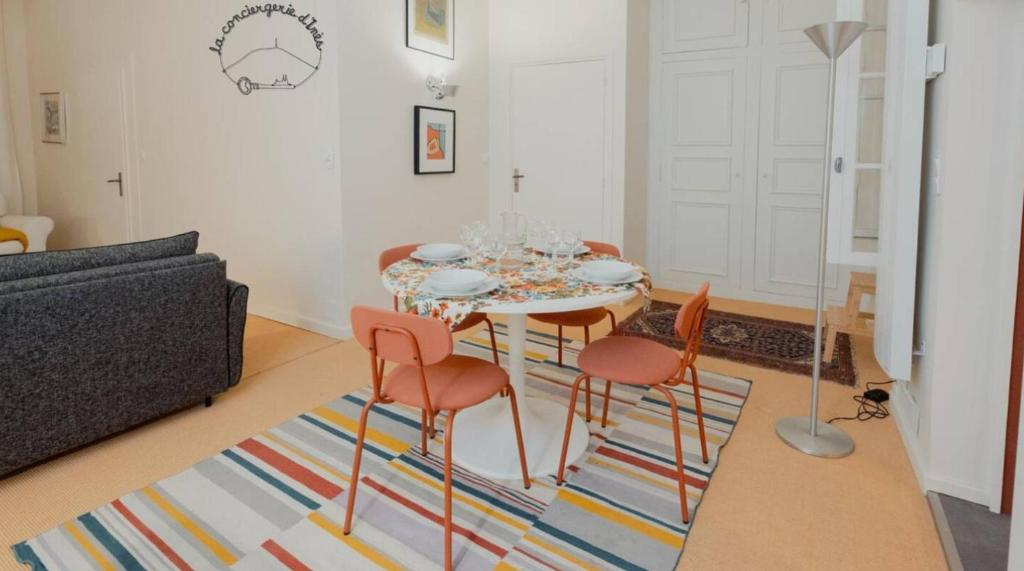 a dining room with a table and four chairs at Duplex 8 pers 103m2 #MaisonSavaron in Clermont-Ferrand