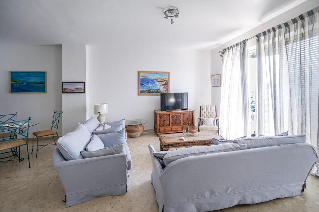 Χώρος καθιστικού στο Waterfront Panorama Massive Three Bedrooms Flat 8S