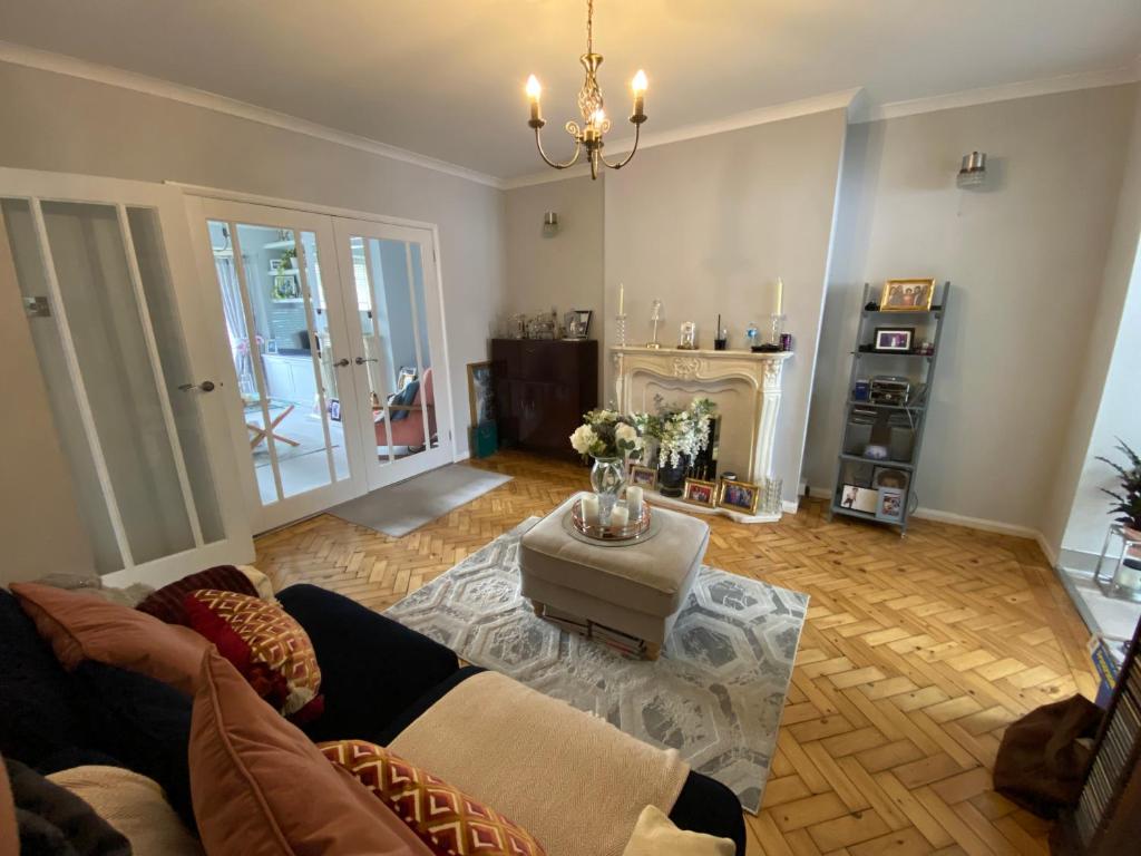 un salon avec un canapé et une cheminée dans l'établissement Modern home in Cardiff City Centre, à Cardiff