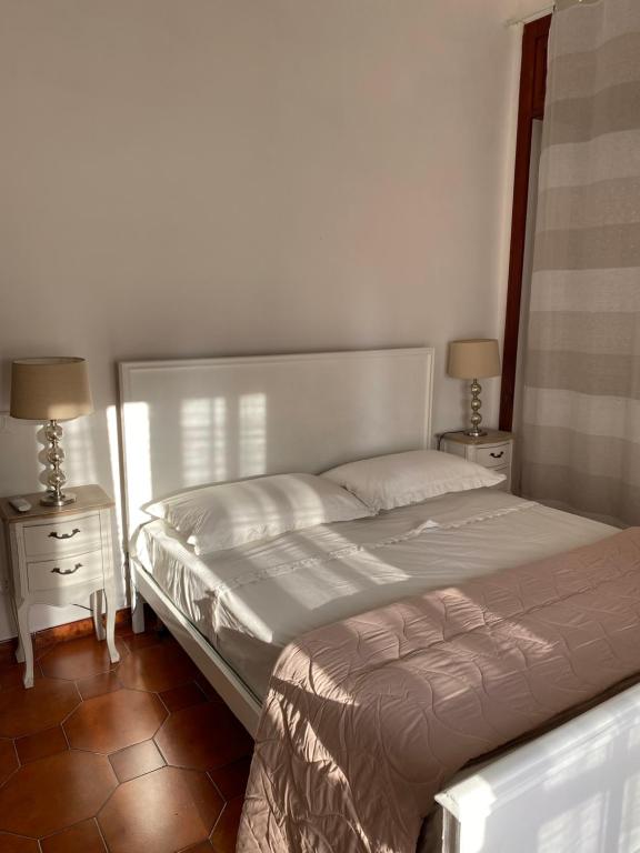 Un dormitorio con una cama y dos mesitas de noche. en Casa Vacanza Gioia, en Pompeya