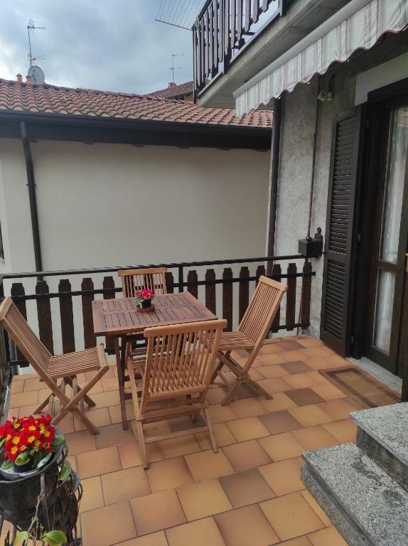 een houten tafel en stoelen op een terras bij Da Margherita e Giovanni in Mandello del Lario