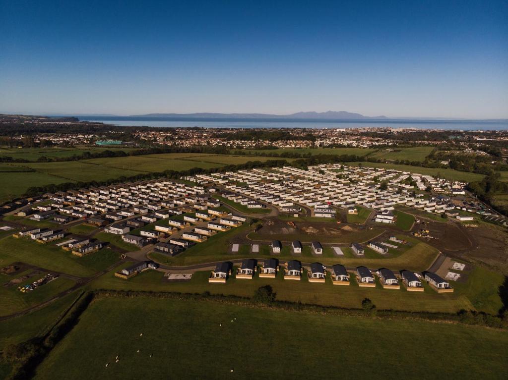 una vista aérea de un gran aparcamiento en Crofthead Holiday Park, en Ayr