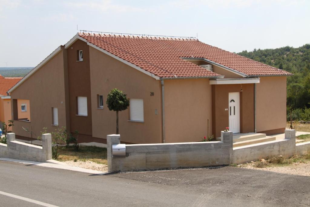 ein Haus am Straßenrand in der Unterkunft Apartment Pal in Pridraga