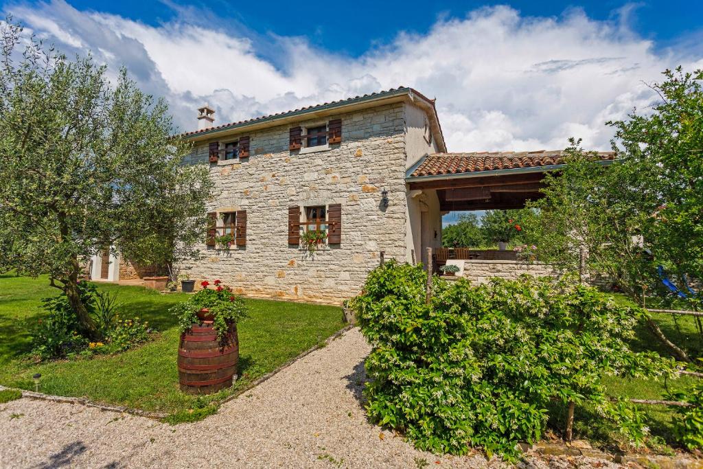 a large stone house with a yard at Galant in Prkačini (Haus für 4-5 Personen) in Žminj