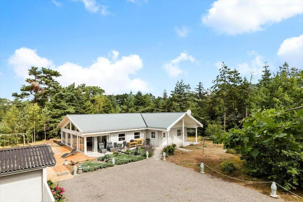 ein Bild eines Hauses mit einer Garage in der Unterkunft 3716 Nexø - Granvej 12 in Snogebæk