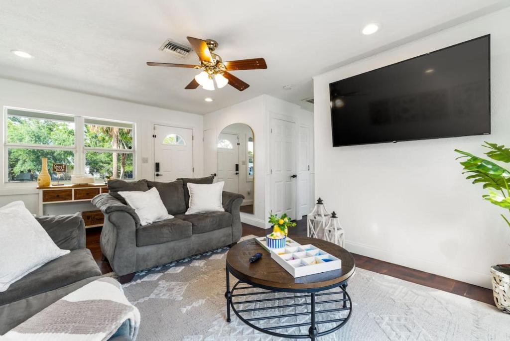 Televiisor ja/või meelelahutuskeskus majutusasutuses St Petes Beach House 3BR 2 5BA Sleeps 8 Pool Pickleball Games BBQ