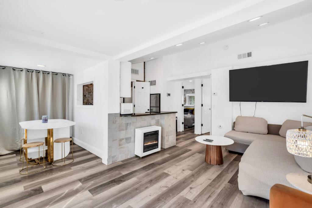 シーサイド・ハイツにある2BR Modern Coastal Home w Firepit Beach Passes Stylish Bayside Retreatのソファと暖炉のあるリビングルーム