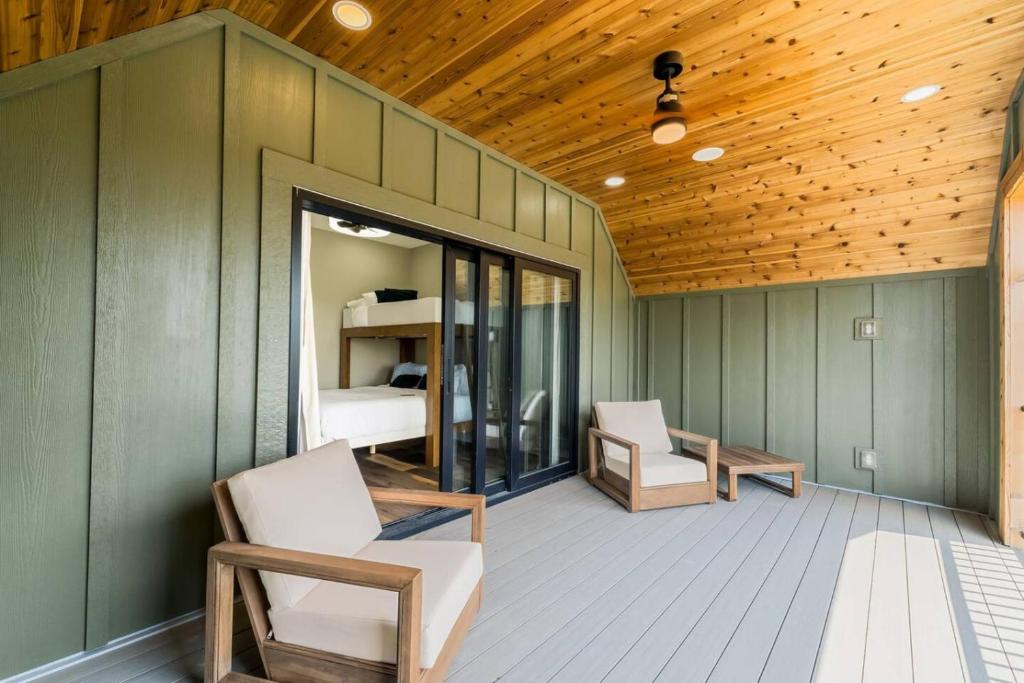 O zonă de relaxare la New Build Hot Tub Dtown ShortNorth