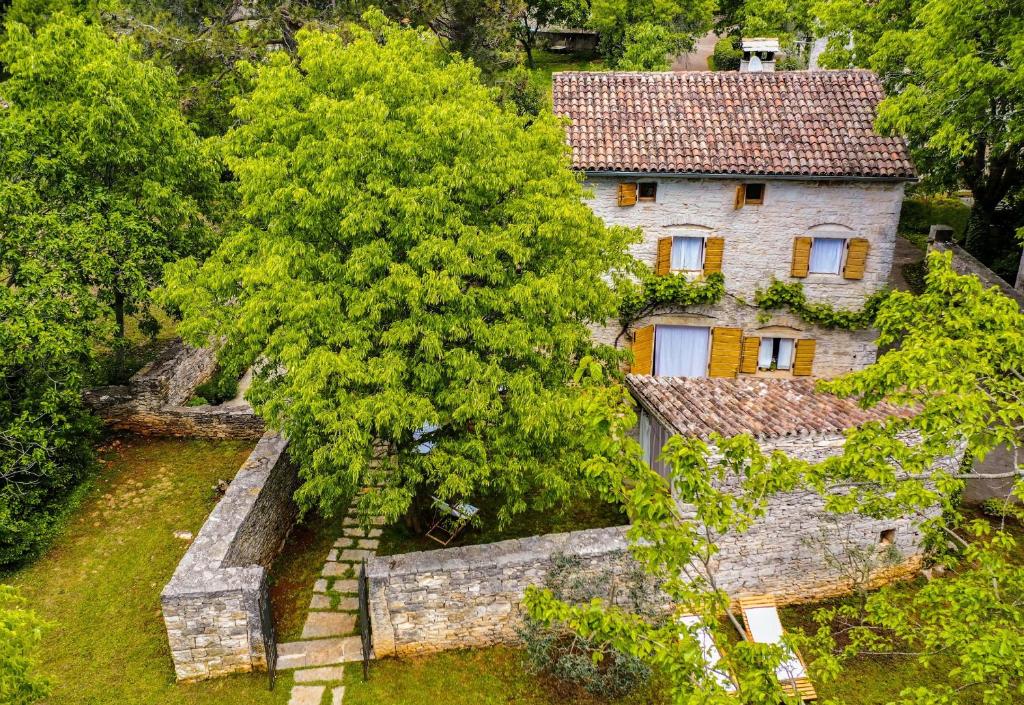 an aerial view of a house with a tree at Una in Kranjčići - Haus für 5-6 Personen in Svetvinčenat