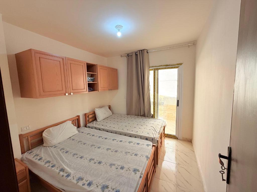 Ένα ή περισσότερα κρεβάτια σε δωμάτιο στο سانتوريني الساحل الشمالي