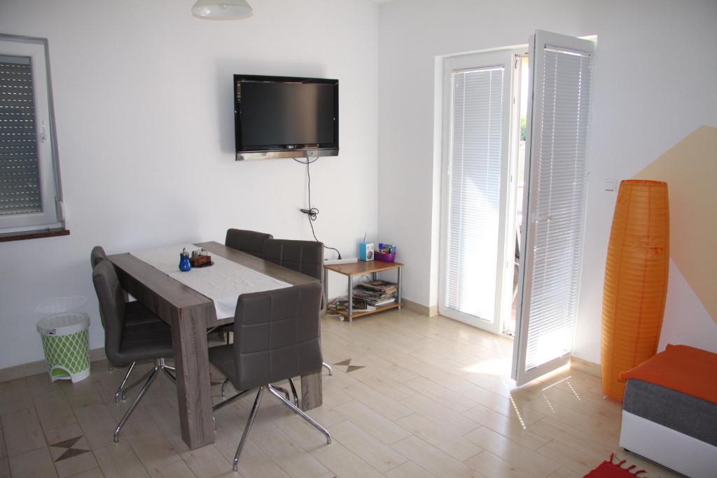 Televízia a/alebo spoločenská miestnosť v ubytovaní Apartment Pal