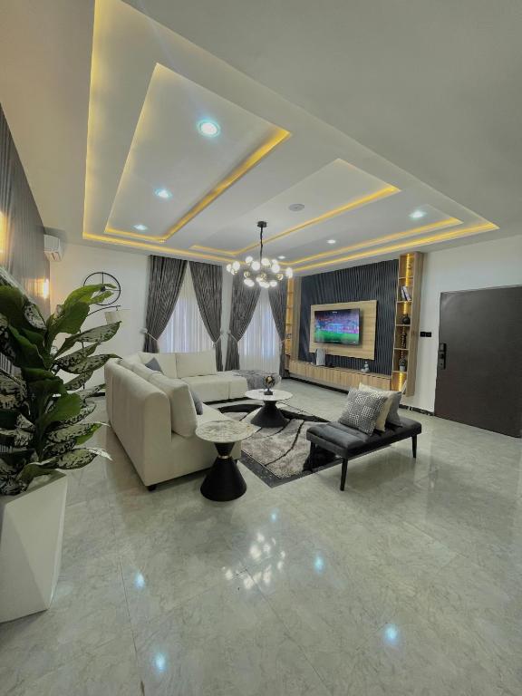 Posezení v ubytování 2 Bedroom Luxury Smart Home Apartment, Jahi Katampe ext