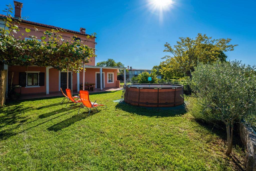 BarbanにあるInes in Barban - Haus für 4-5 Personenの庭園(椅子2脚、ホットタブ付)