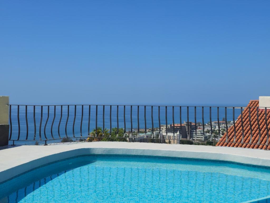 ein Swimmingpool auf einem Gebäude in der Unterkunft Villa piscina privada MadreselvaSuite in San Bartolomé de Tirajana