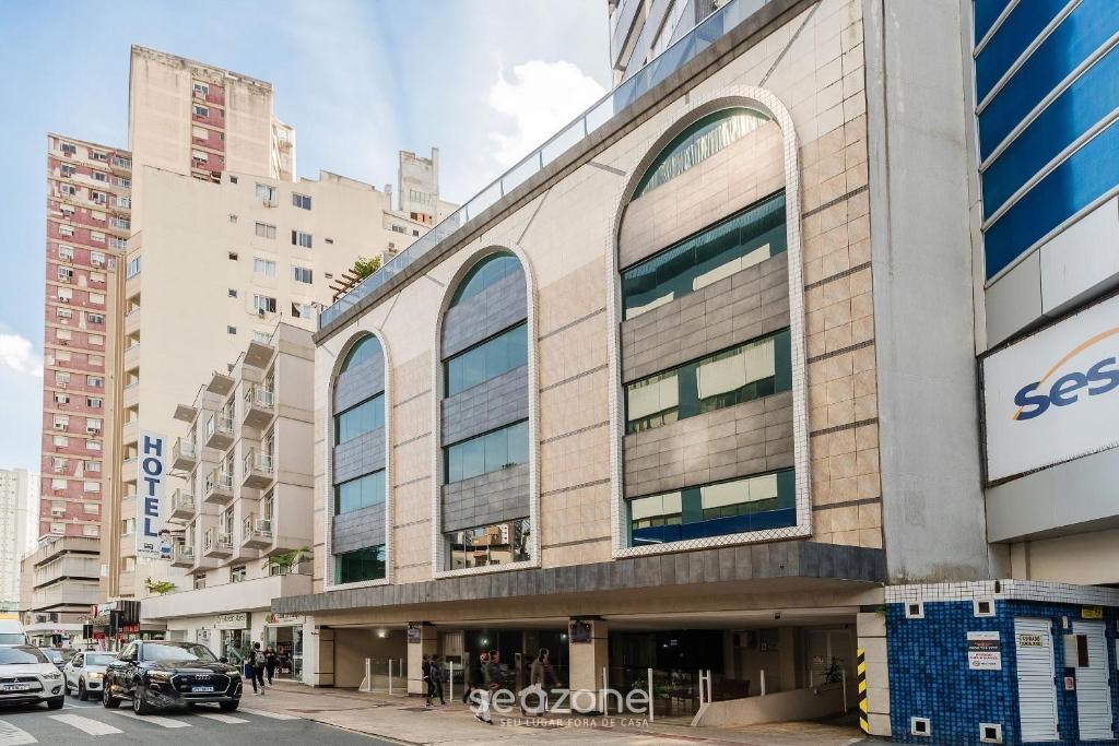 un bâtiment dans une rue de la ville avec des voitures garées dans l'établissement Apartamentos a 400 m da Praia em BC - CEV, à Balneário Camboriú