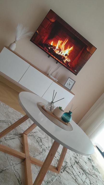 Una tabla de surf encima de una mesa con chimenea. en Cedar Crest, en Nairobi