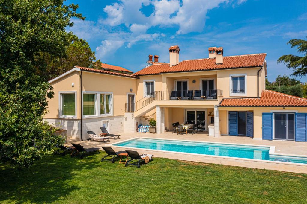 a villa with a swimming pool and a house at Villa Vera in Ližnjan - Haus für 8 Personen in Ližnjan